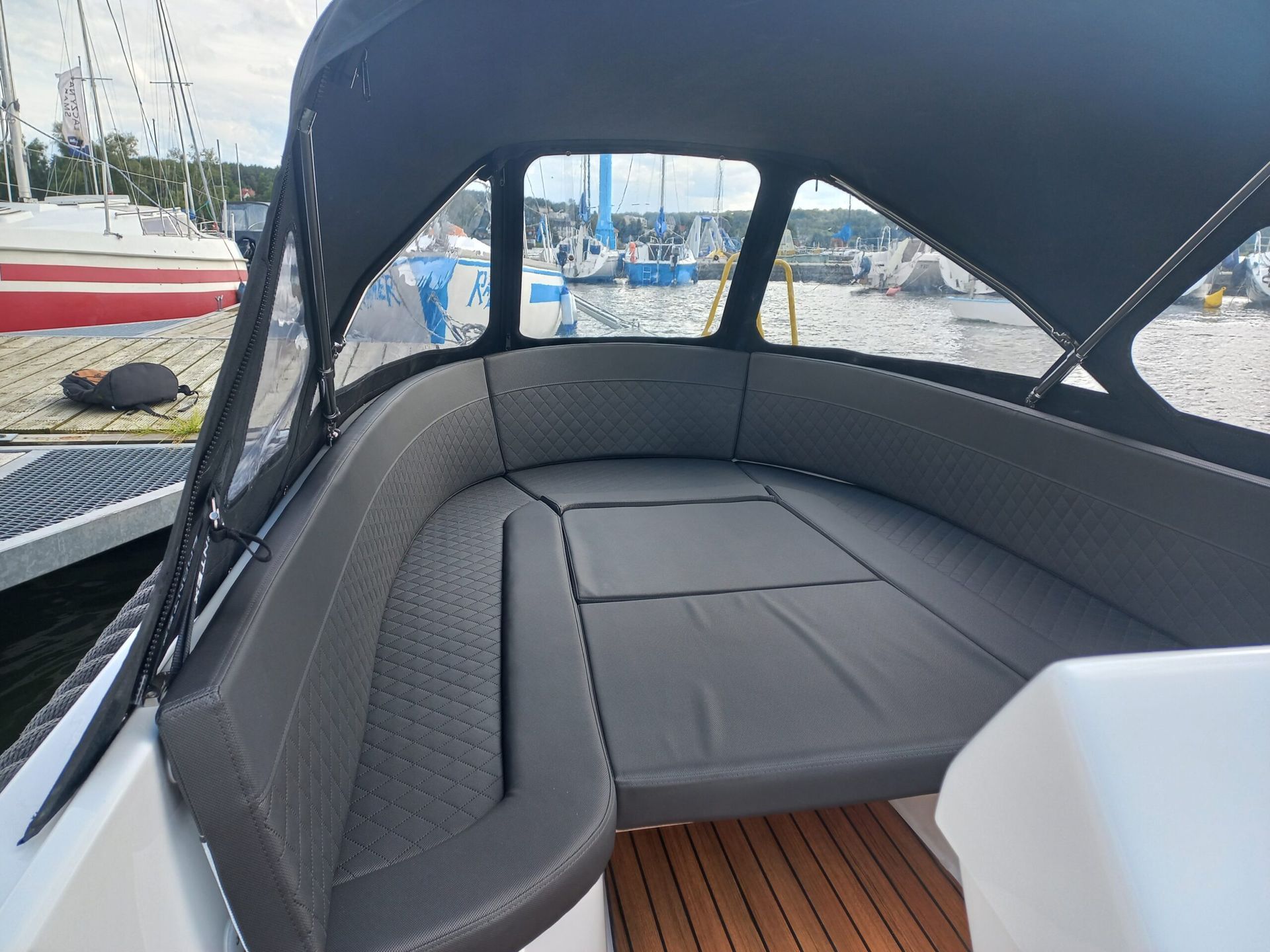 De binnenkant van een boot met een bed en een luifel