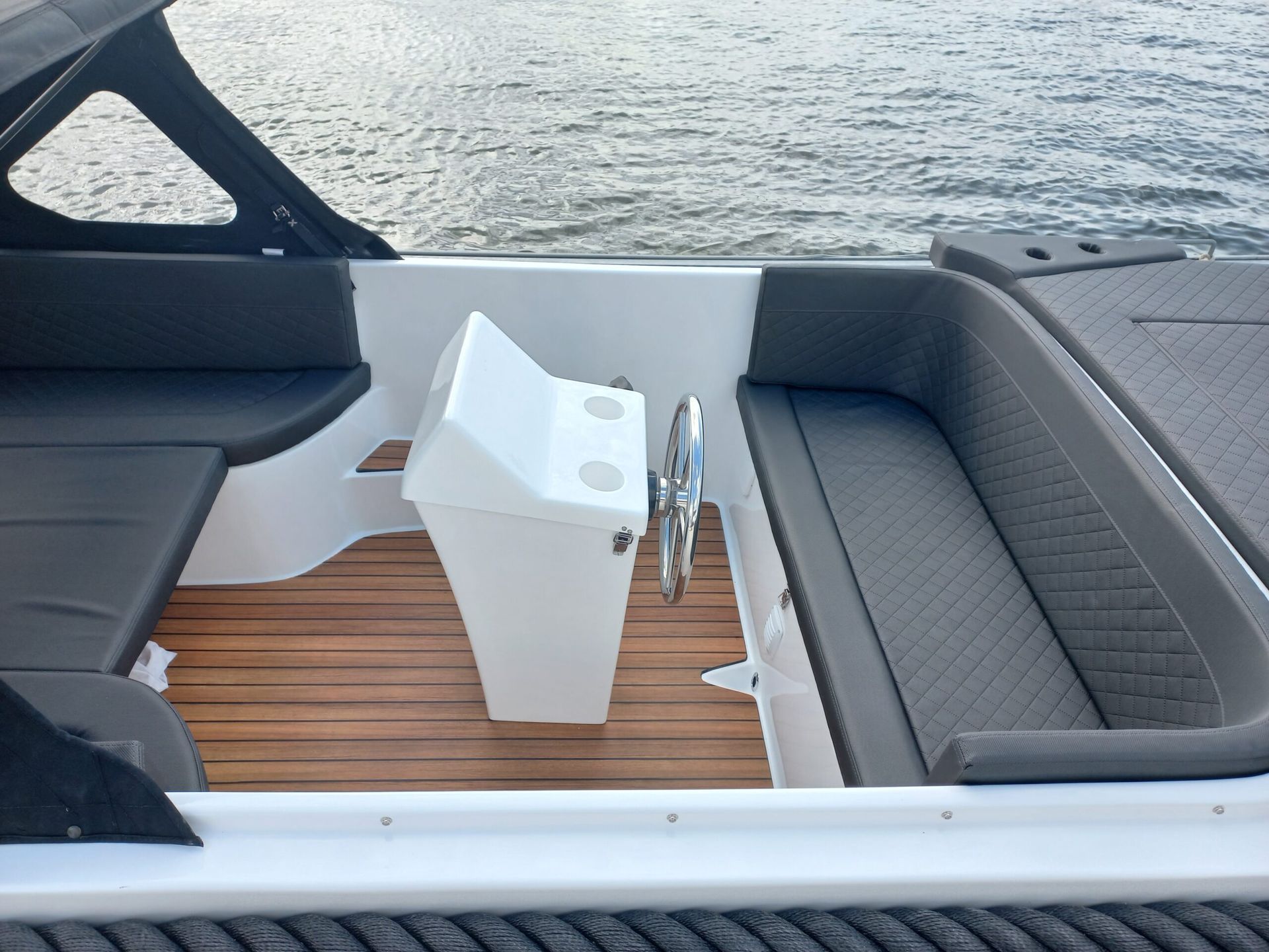 Een boot met een stuurwiel op het dek