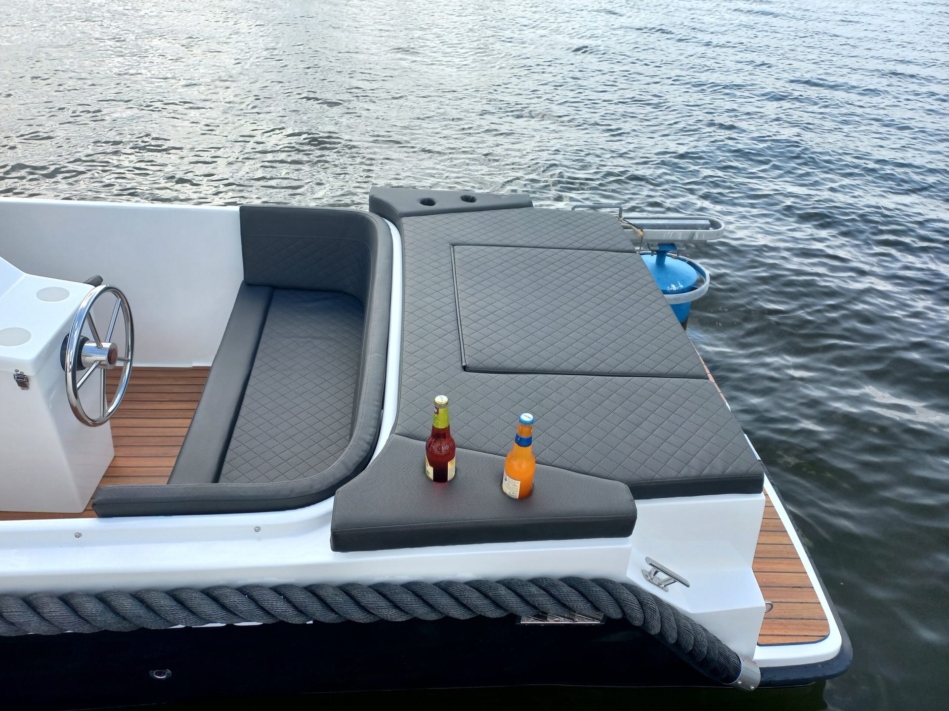 Twee flessen frisdrank staan ​​op de achterkant van een boot.