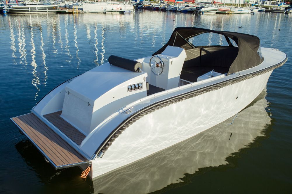 Een witte boot drijft op een watermassa.
