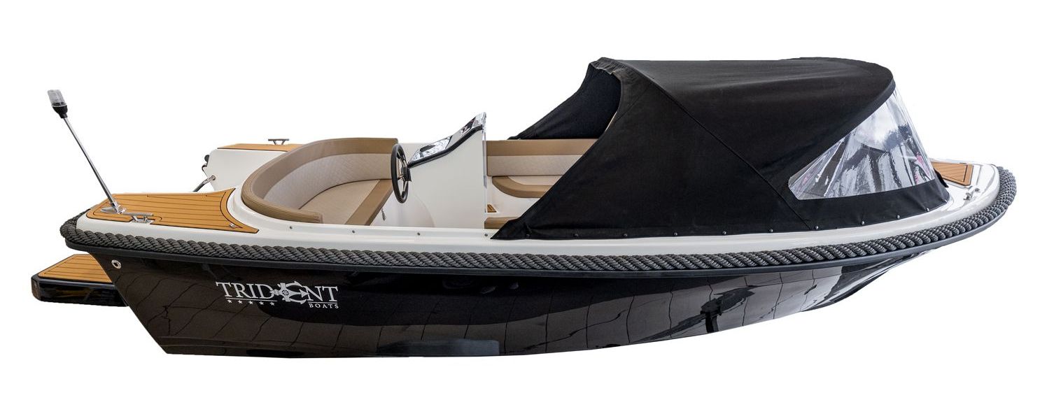 Een zwart-witte boot met een zwarte kap op een witte achtergrond.