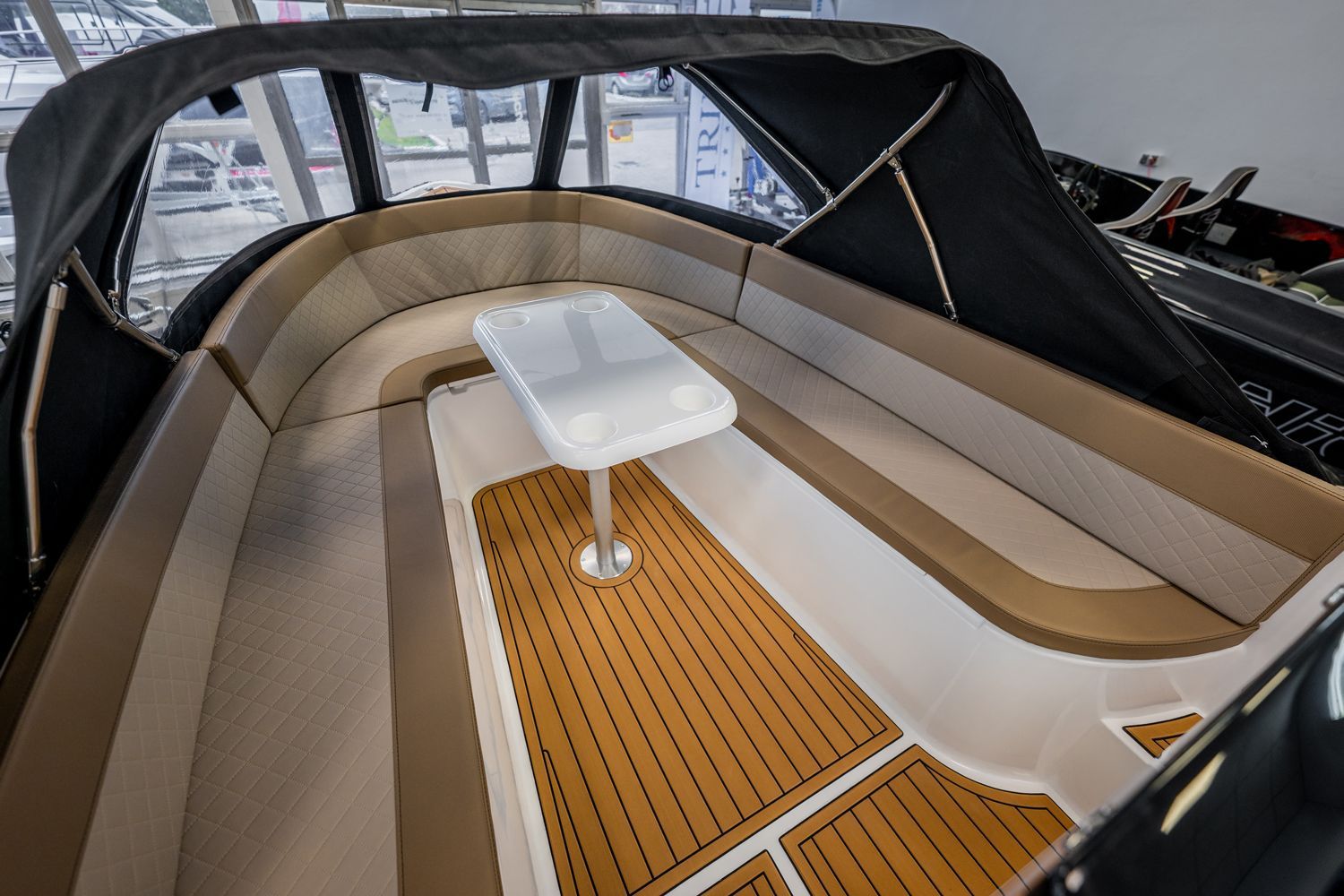 De binnenkant van een boot met een tafel en een luifel.