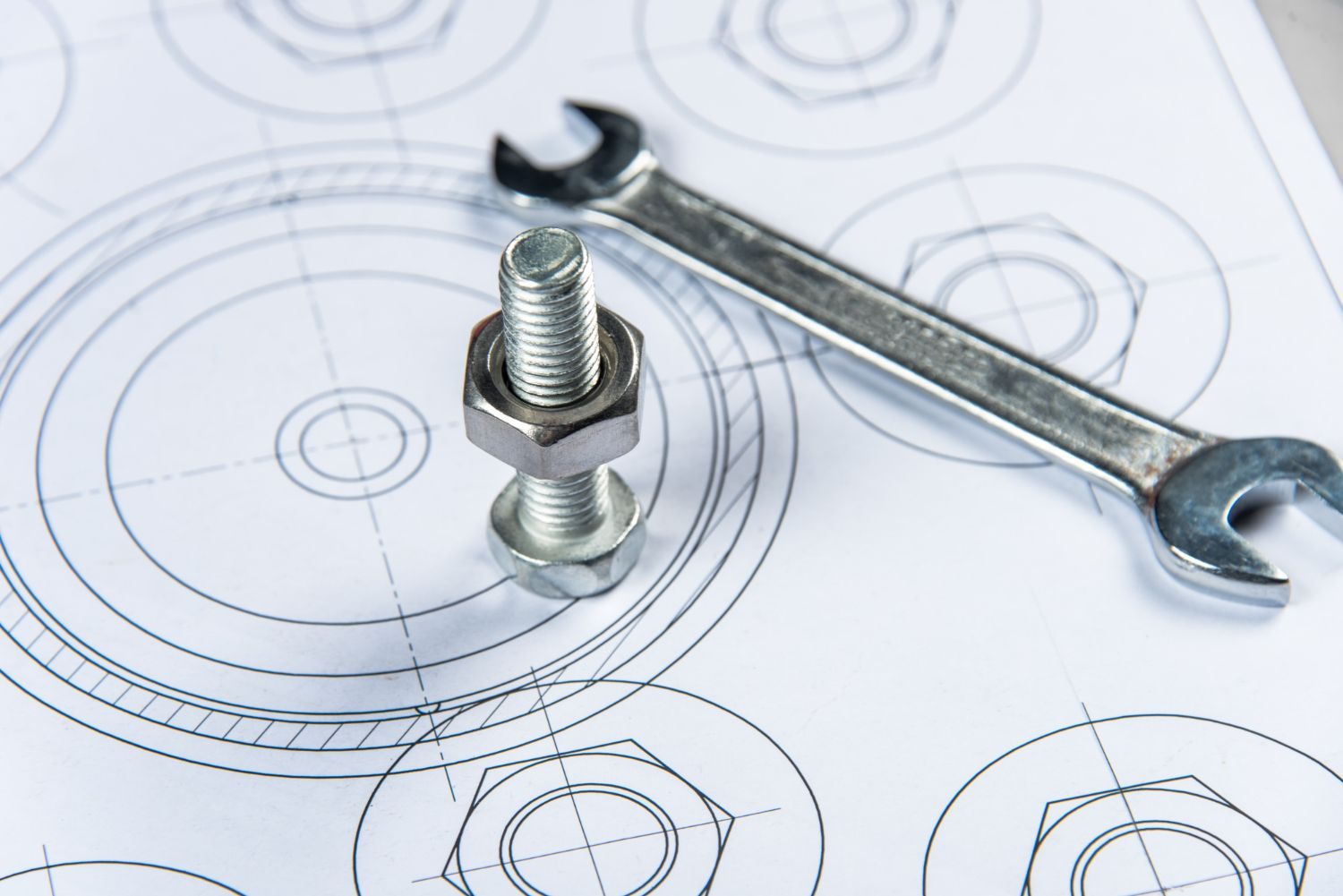 Schema di disegno tecnico con chiave inglese e bullone, che rappresenta una riparazione o una pianificazione ingegneristica.