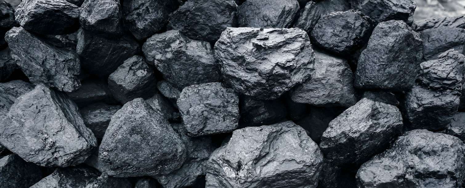 Massi di carbone grigio scuro impilati che riempiono l'inquadratura