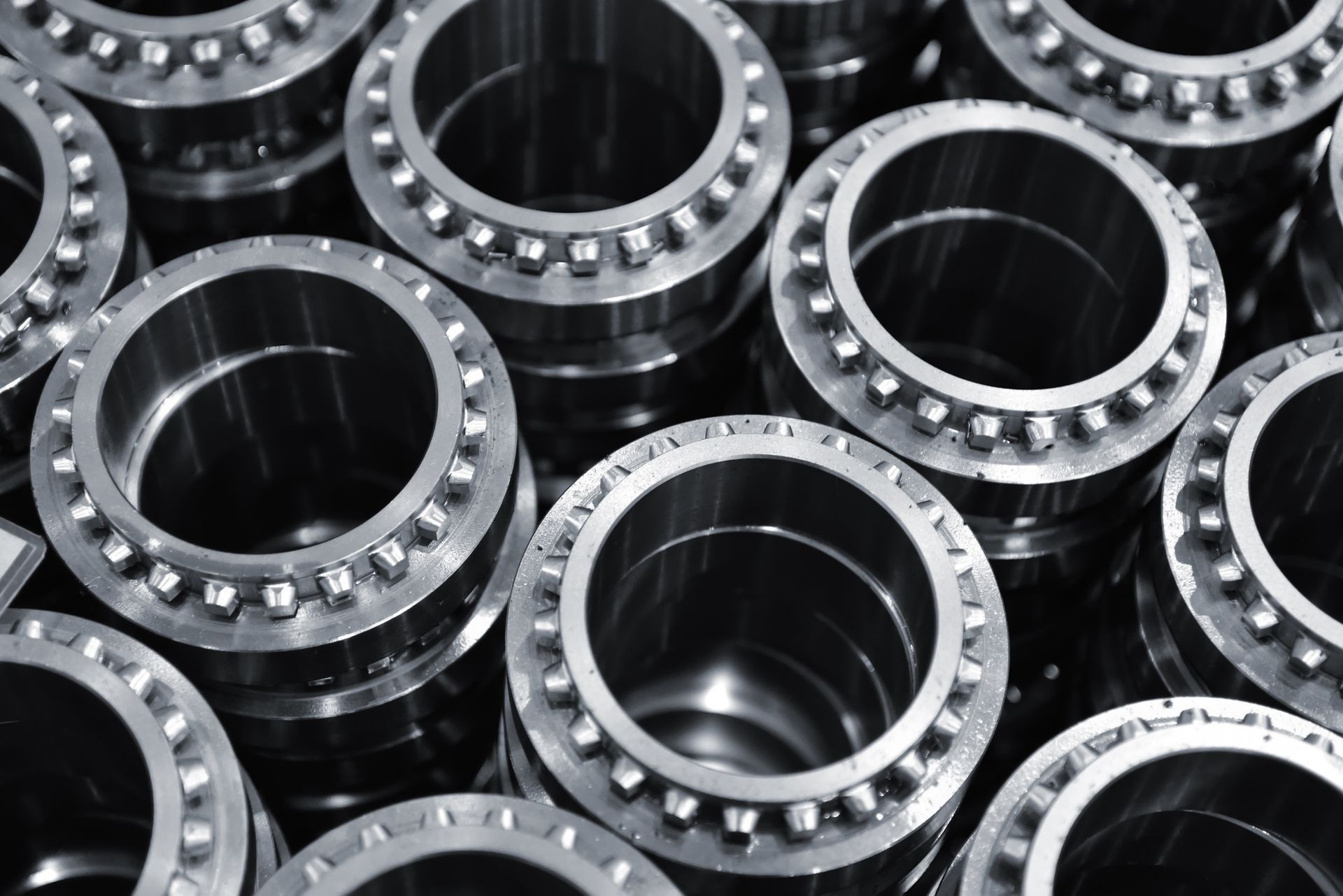 Cuscinetti metallici impilati con file circolari di sfere, mostrati in una vista industriale ravvicinata.