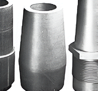 Tre raccordi industriali metallici, tra cui una parte conica argentata e un connettore metallico filettato, su sfondo grigio.