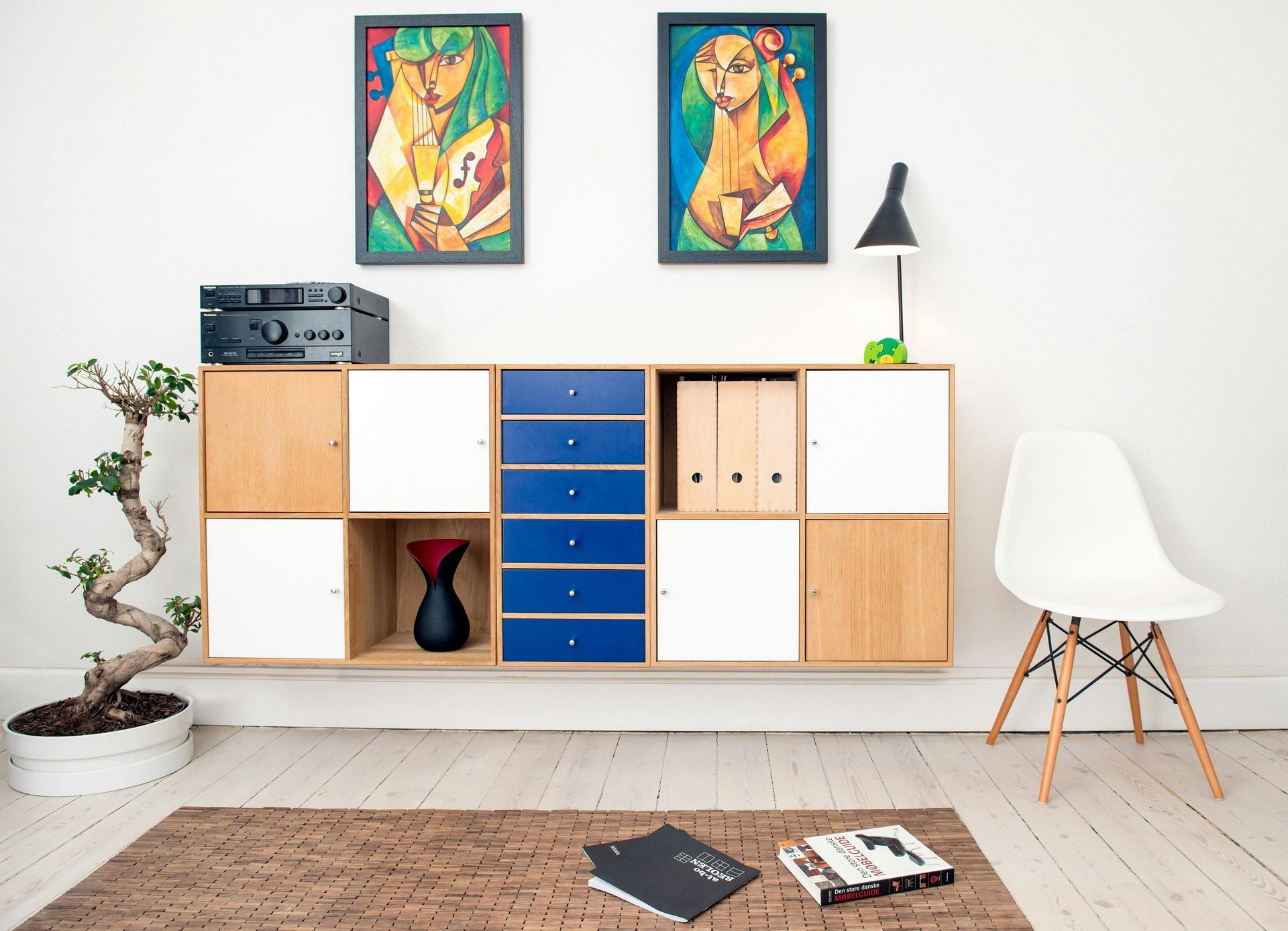 Ein Wohnzimmer mit einem Holzregal und einem weißen Stuhl