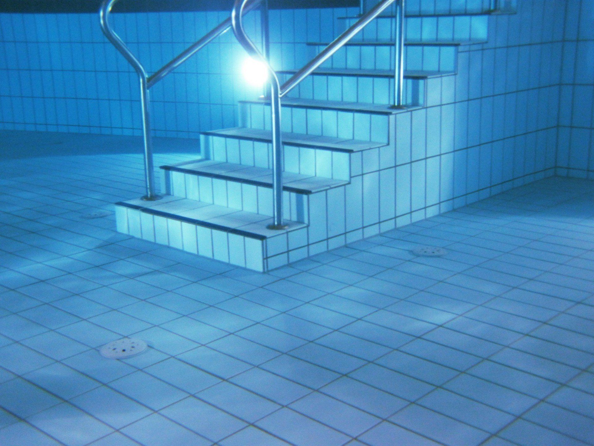 pool tile cleaning