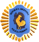 Emblema de la Policía Federal Argentina: Escudo azul con gallo de perfil, rodeado de rayos dorados