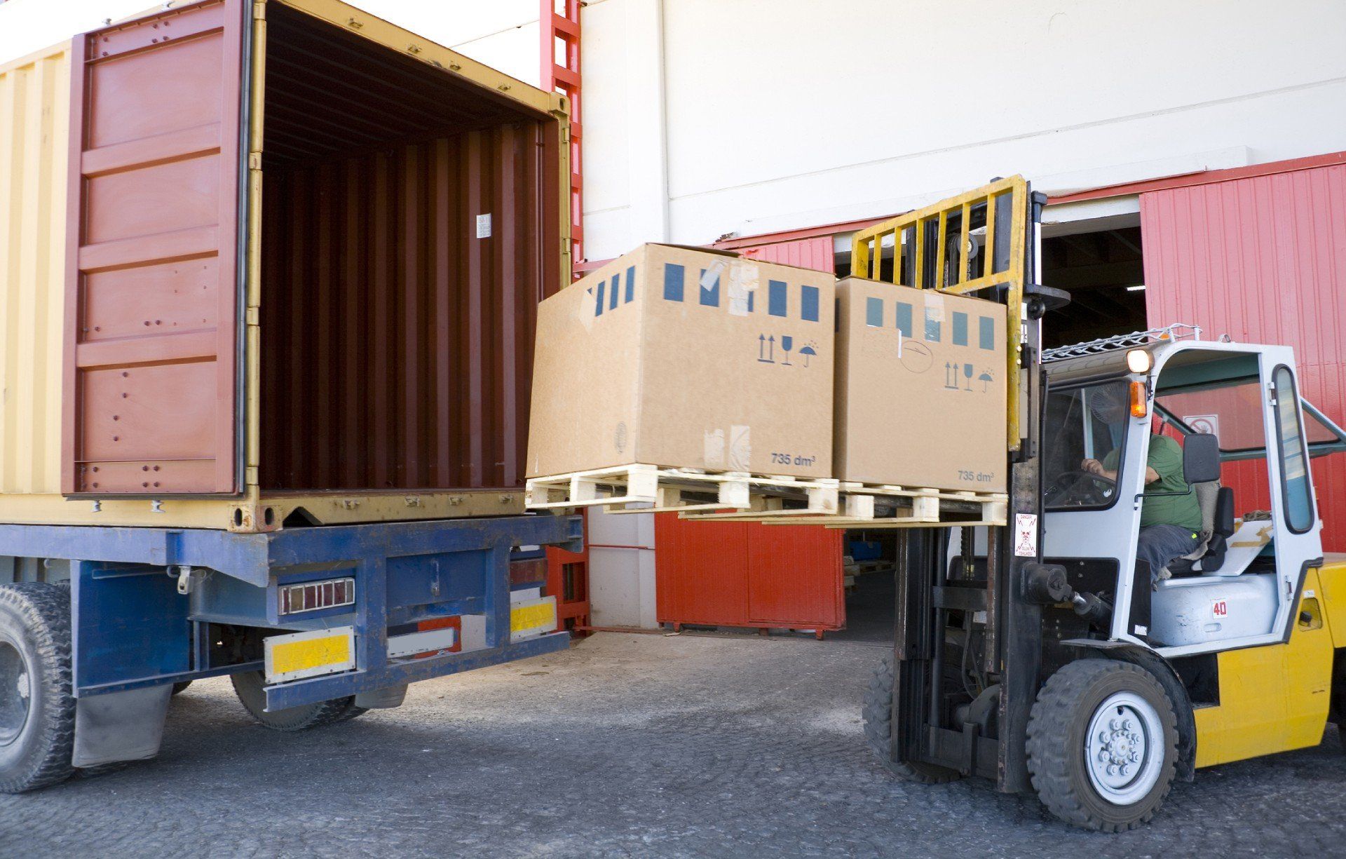elevatore carica merce su container
