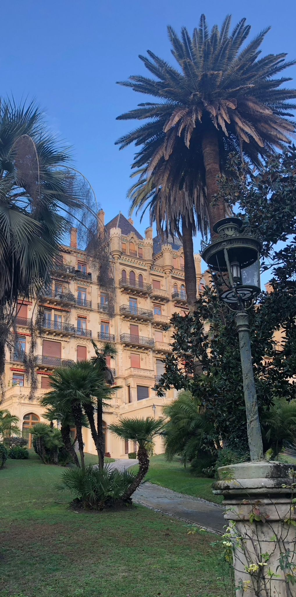 Private half-day tour to Antibes, Cannes and Saint-Paul-de-Vence from Nice. The Croisette, ramparts, galleries and hidden gems. From €350 per group.