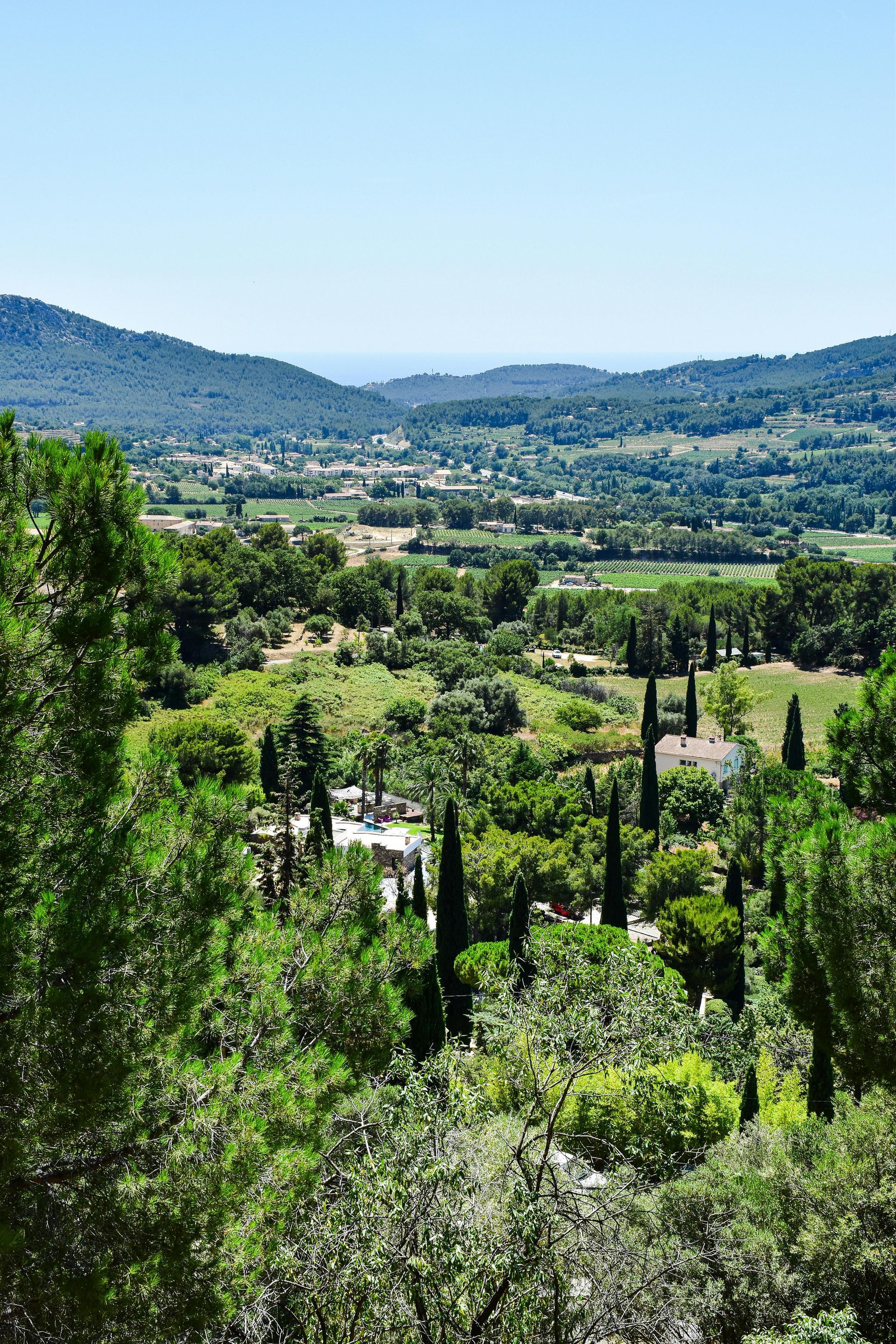 Private full-day countryside tour from Nice. Saint-Paul-de-Vence, Vence, Grasse, Gourdon and Mougins — the authentic French Riviera inland. From €450.