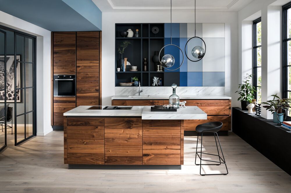 cucina in legno con topping bianco