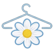Appendino azzurro con margherita al centro, petali bianchi, centro giallo, contorno azzurro.