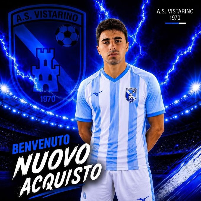 Calciatore con maglia biancoblu con stemma dell'AS Vistarinio e scritta “Benvenuto nuovo acquisto” su sfondo blu