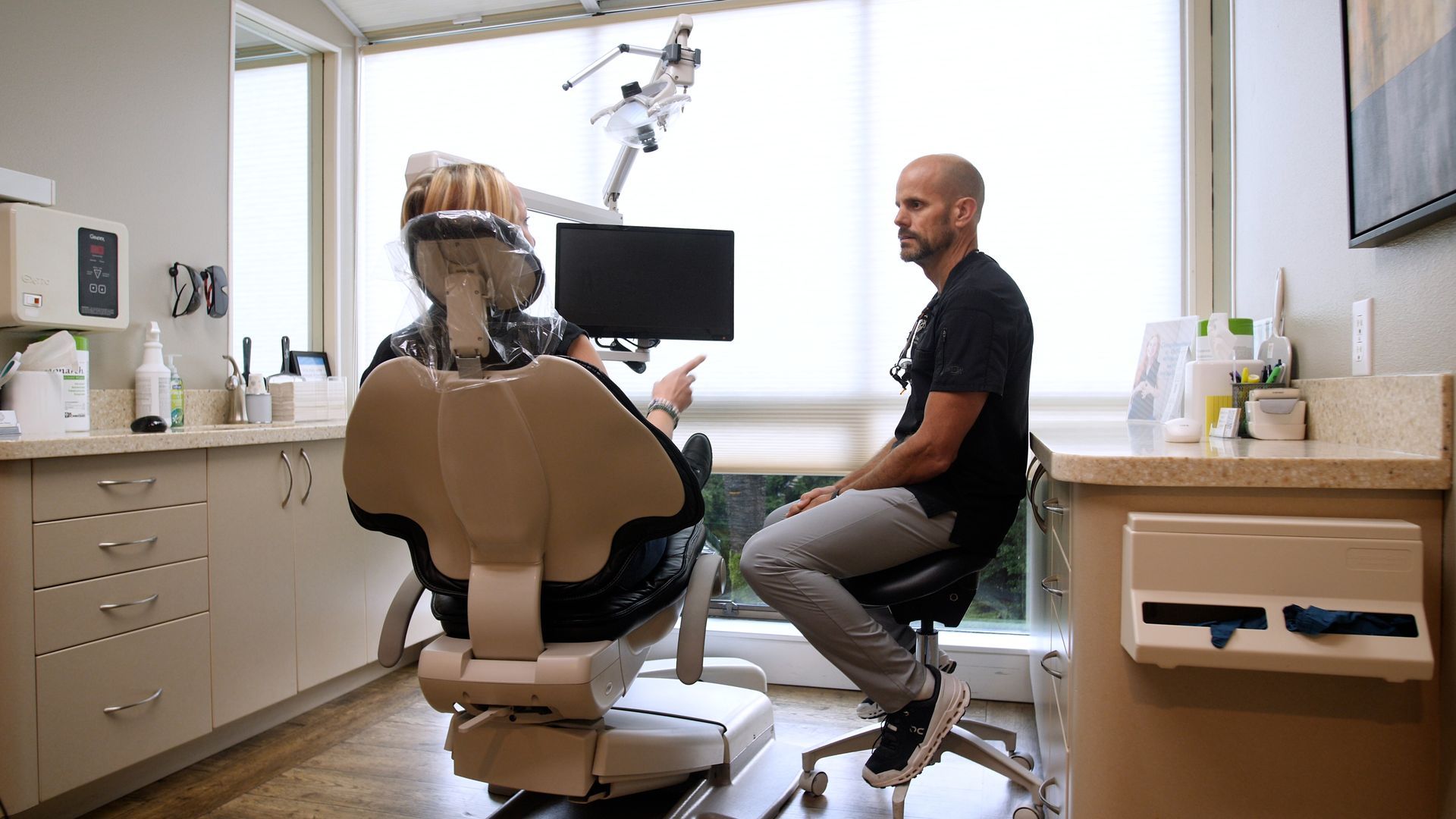Dr. Robinson talking to patient about dentures and teeth cleaning in Lynnwood WA