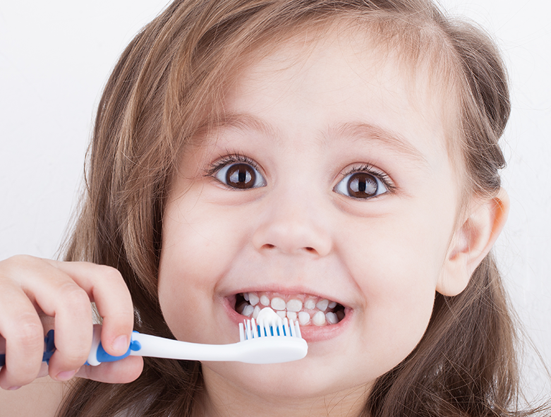 LOS PADRES DEBEN LAVAR LOS DIENTES
