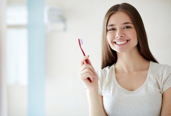 Cepillado dental en bebés de 1 año con mínima cantidad de pasta