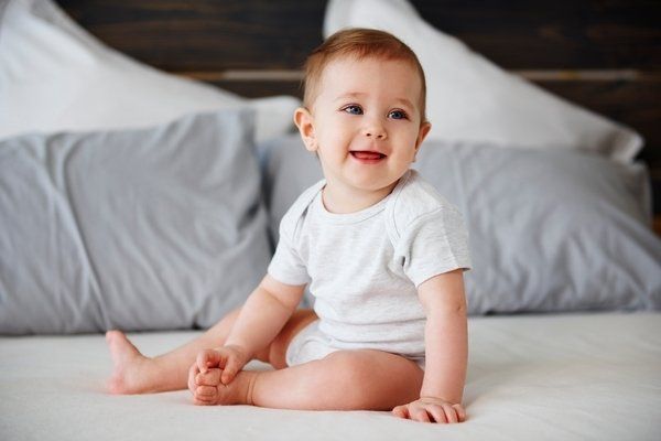 odontopediatra revisando dientes de niño en primera cita