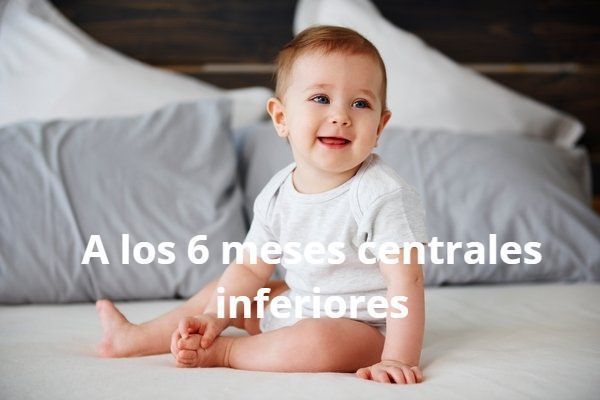 Un bebé está sentado en una cama con las palabras a los 6 meses centrales inferiores