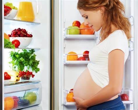 Mujer embarazada comiendo alimentos ricos en calcio para fortalecer dientes del bebé