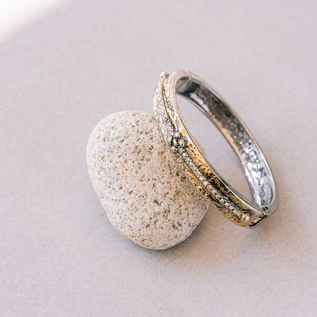 Mujer elegante con joyas Marianela & Co