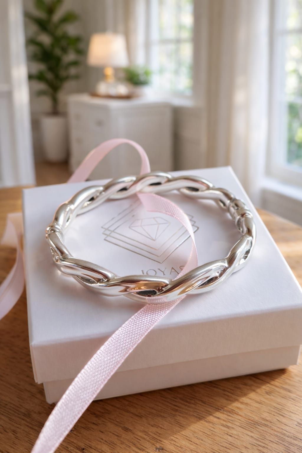 Pulsera de cadena de plata en una muñeca en un ambiente interior con iluminación tenue.