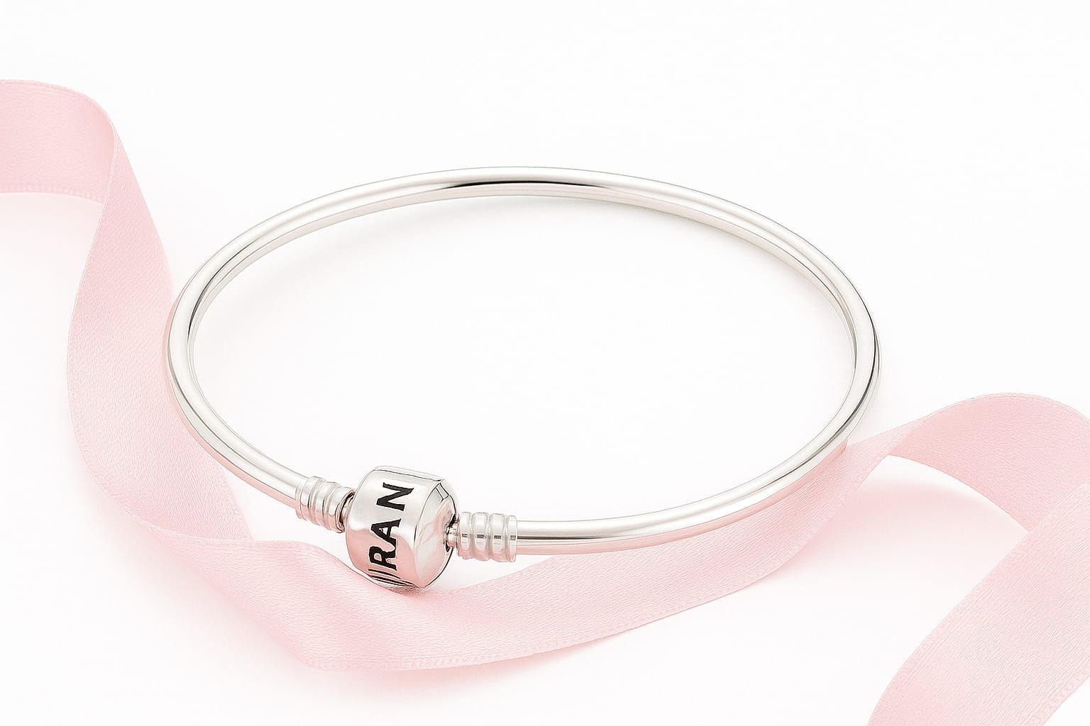 Primer plano de una pulsera de plata con dijes en la muñeca, en una tienda con iluminación tenue.