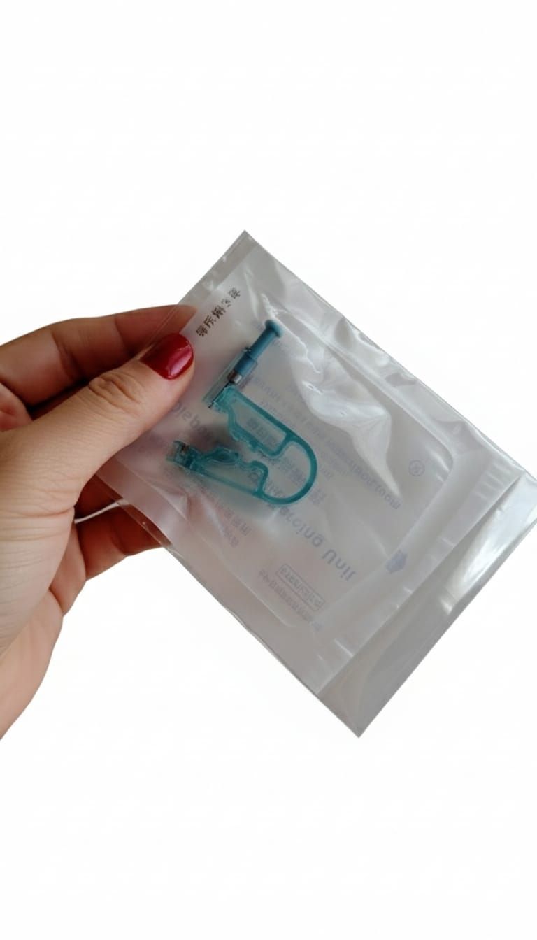 Pistola azul para perforar orejas con pasos detallados que muestran la perforación de la oreja y la inserción del pendiente.