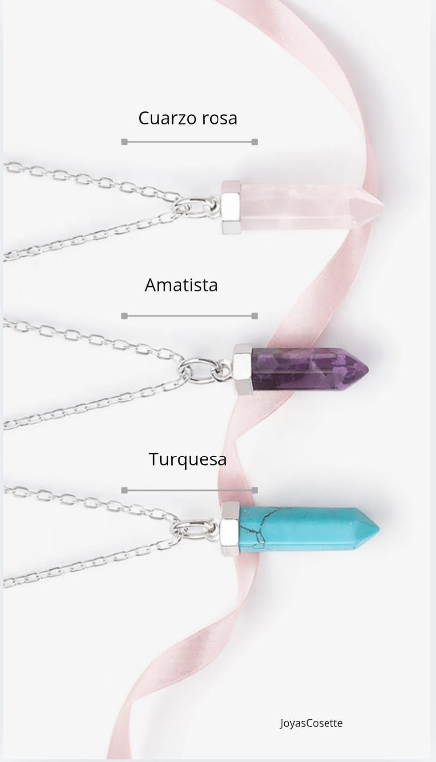 Tres collares colgantes de cristal con las etiquetas cuarzo rosa, amatista y turquesa sobre un fondo rosa suave.