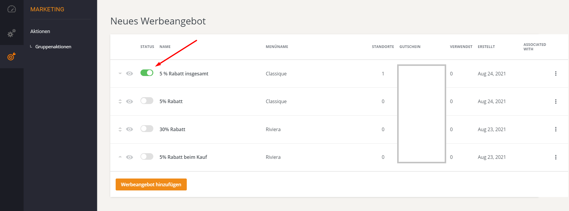 Auf einem Bildschirm wird eine Liste von Elementen mit Kontrollkästchen und Details angezeigt; das erste Element ist ausgewählt.