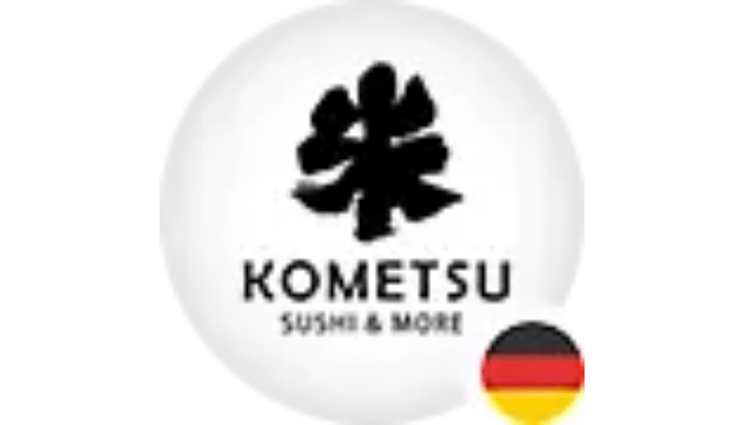 Logo für Kometsu Sushi & More, mit einem schwarzen japanischen Symbol und der deutschen Flagge.