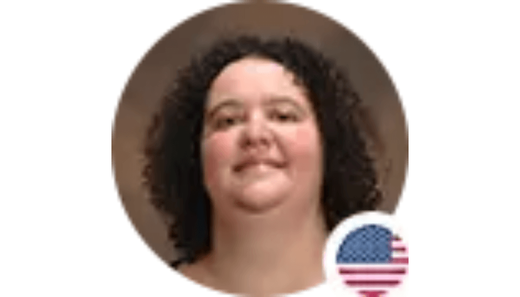 Frau mit lockigem, dunklem Haar lächelt, Symbol der US-Flagge.