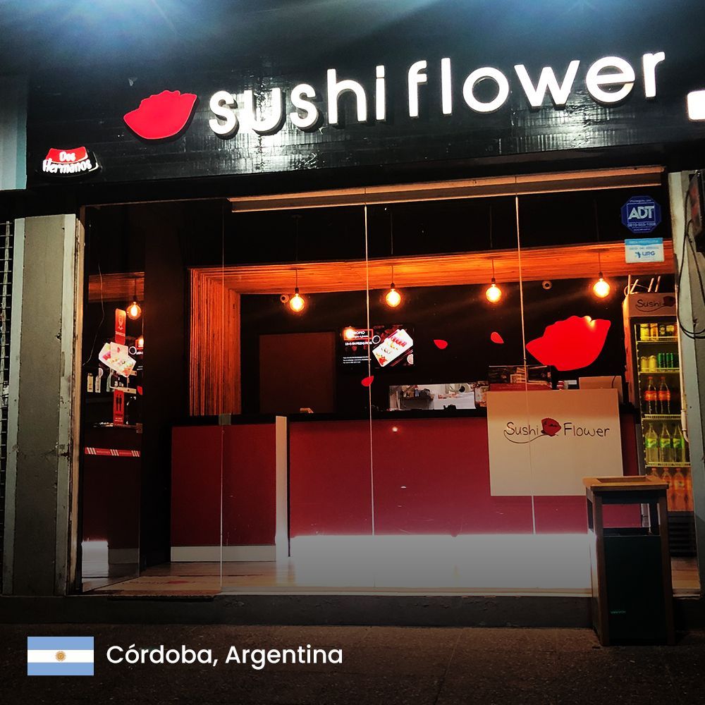la puerta de la tienda sushi flower está cerrada