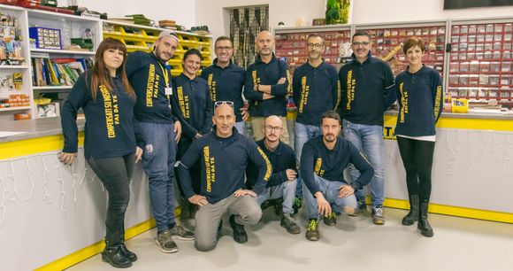Uomo che lavora il legno
