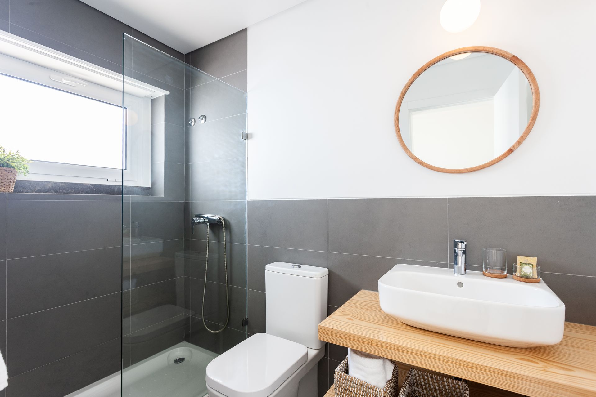 a bathroom with a toilet , sink , and shower .