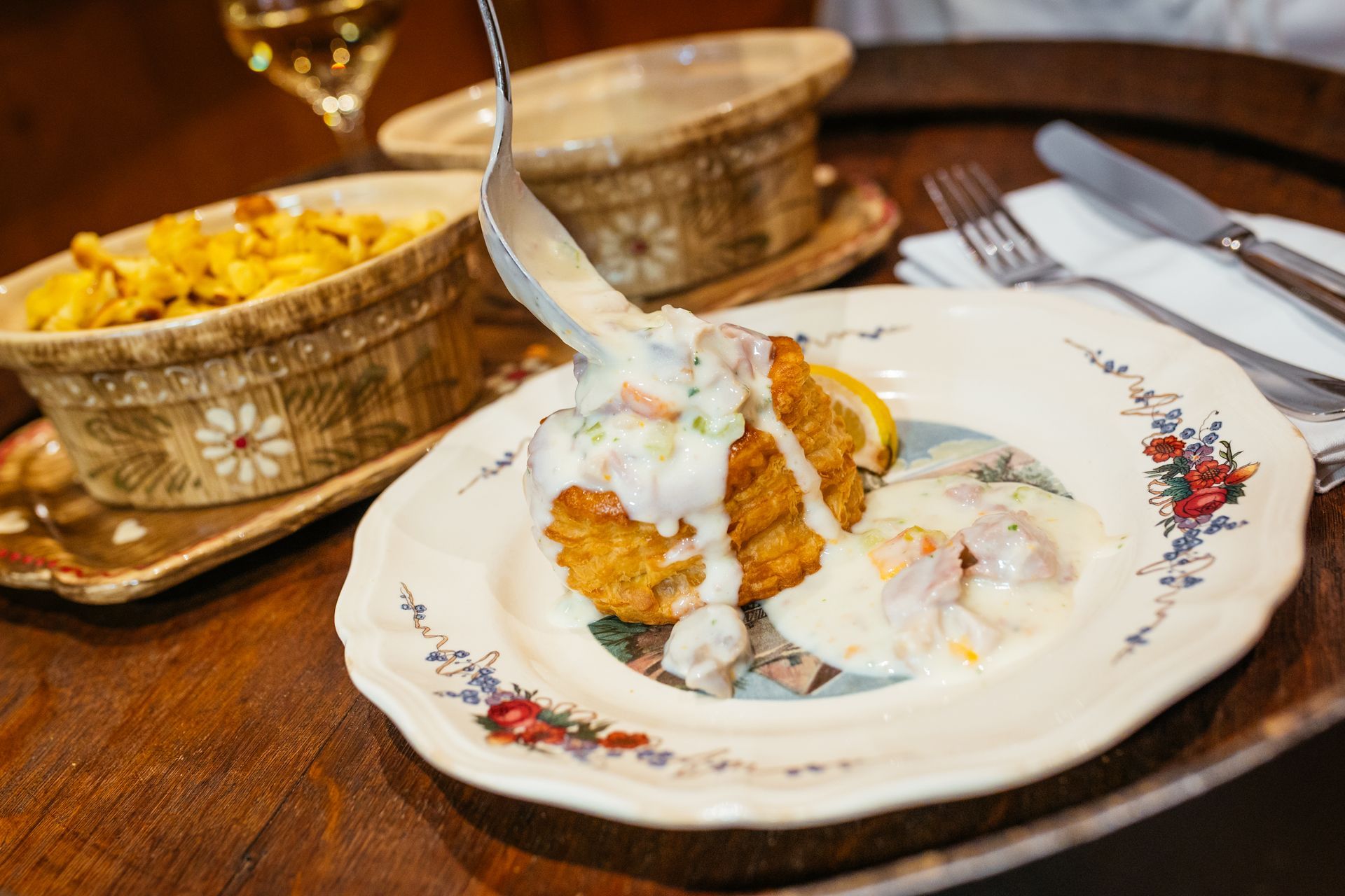 Une assiette de nourriture avec une fourchette dedans sur une table.