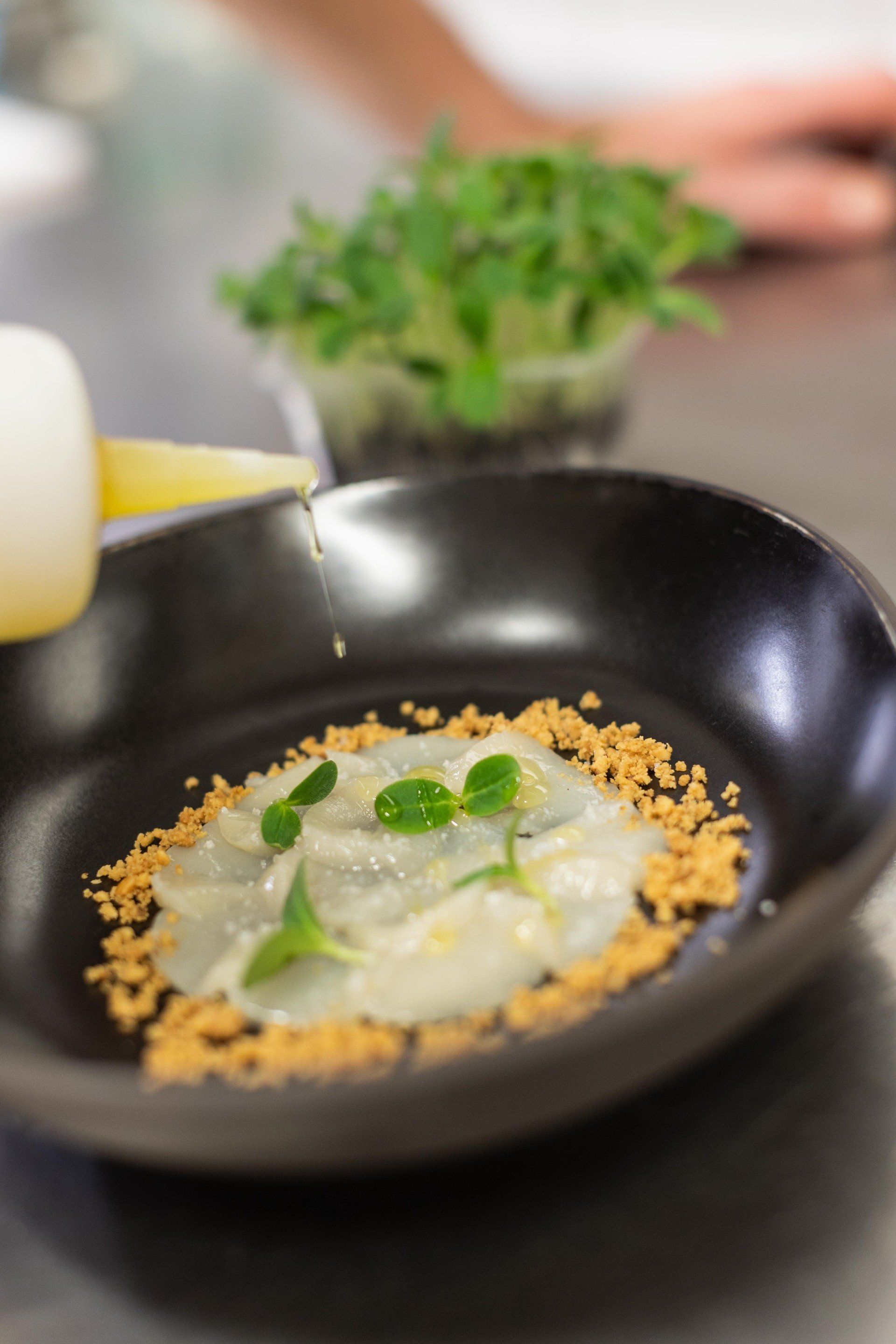 Un gros plan d'une assiette de nourriture sur une table.