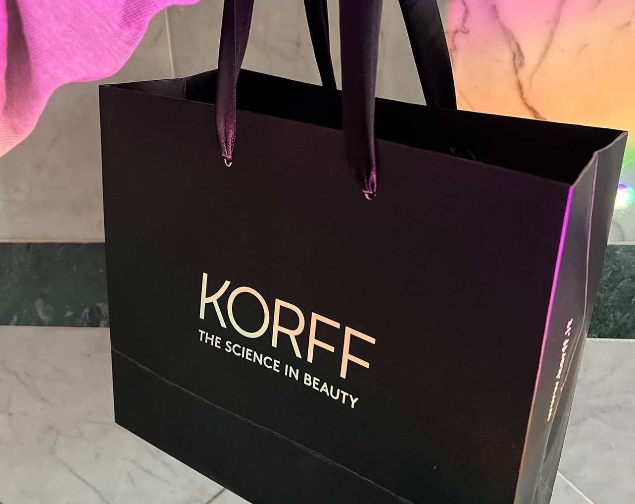 Borsa della spesa nera con il marchio