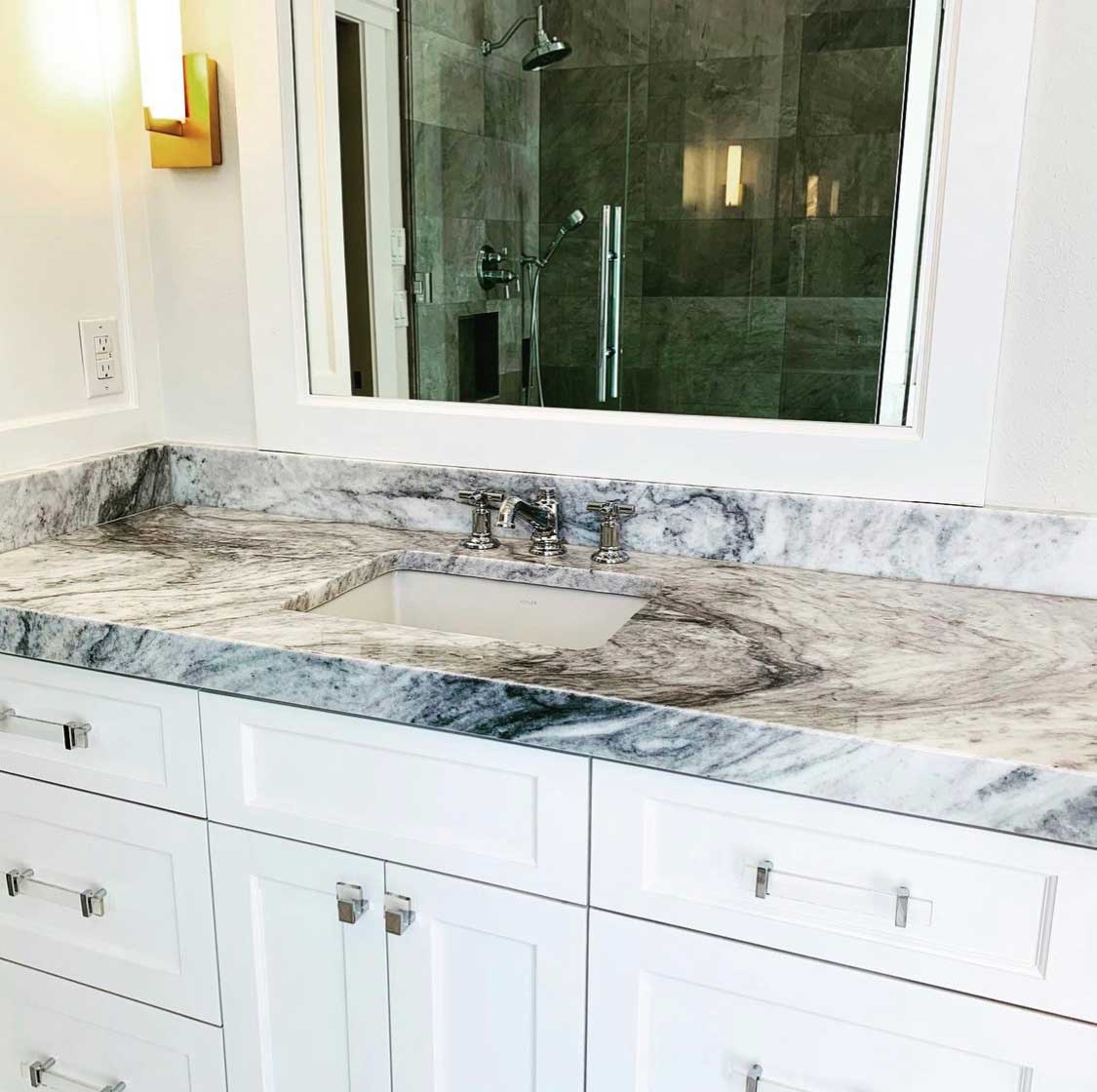 A bathroom with a sink and a mirror