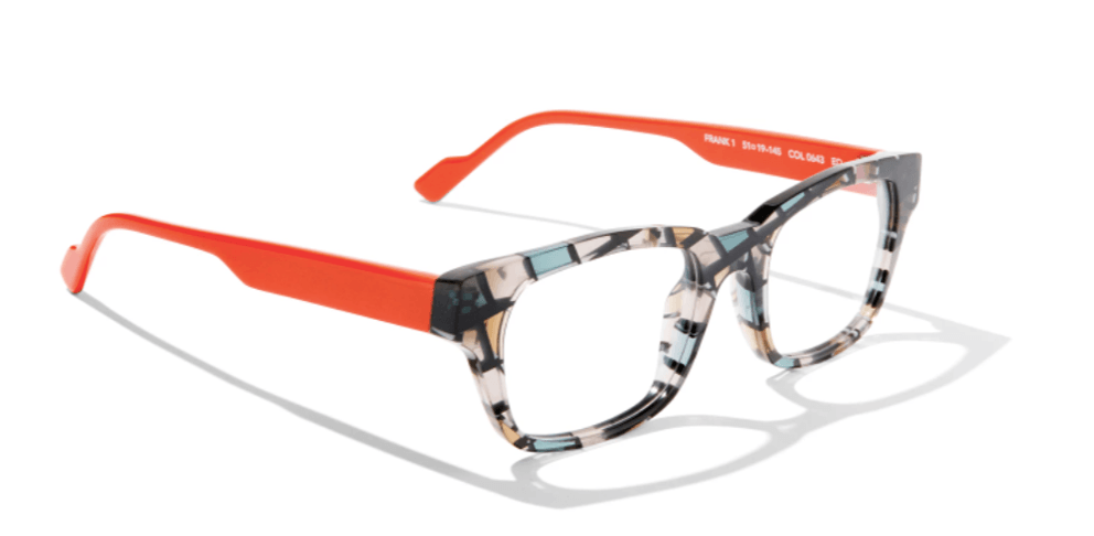 Lunettes avec branches orange et montures à motifs.