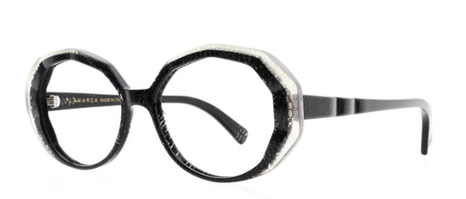Lunettes noires et blanches à monture géométrique.
