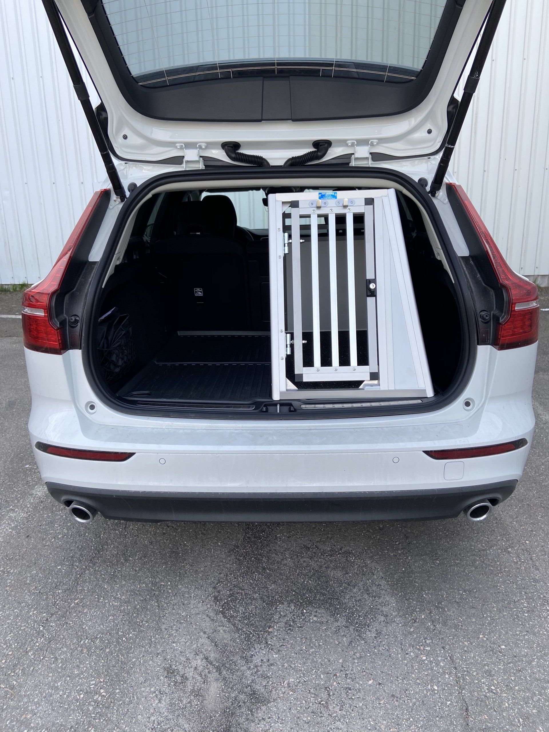 Ett bagage med en enkelbur ställd till höger för att maximera övrig förvaring.