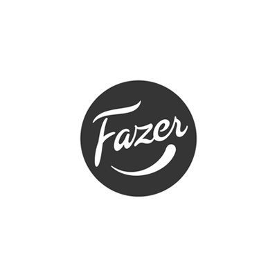 Fazerin logo: valkoinen teksti tummanharmaalla ympyrällä, hymyilevä kaareva kuvio sanan 