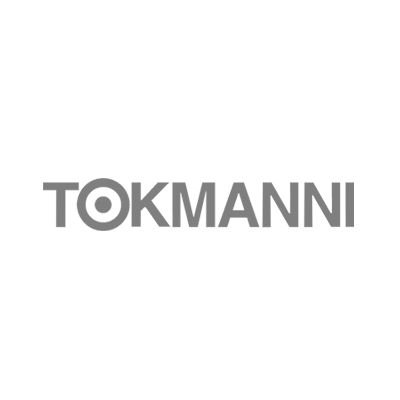 Harmaa Tokmanni-logo, jossa on tuotemerkin nimi ja O-kirjaimen korvaava kohdesymboli.
