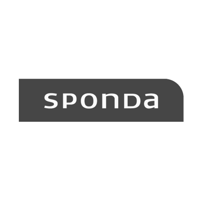 Spondan logo valkoisin kirjaimin tummanharmaalla suorakulmiolla, jonka oikea kulma on pyöristetty.