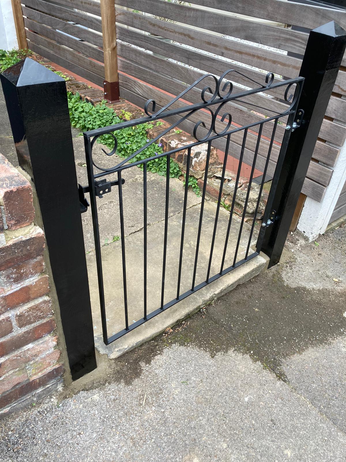 Pyrimade shape posts with metal gate