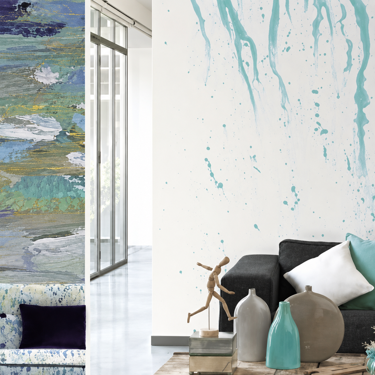 Soggiorno moderno con quadro astratto color verde acqua, divano nero e vasi decorativi vicino a una finestra luminosa.