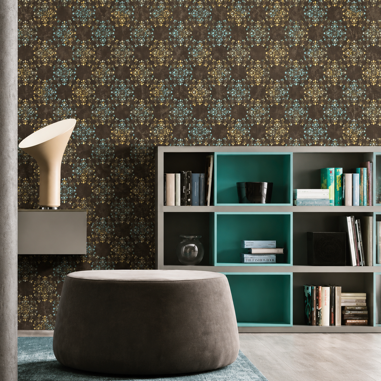 Soggiorno moderno con carta da parati a motivi, mensole color verde acqua e un pouf rotondo marrone.
