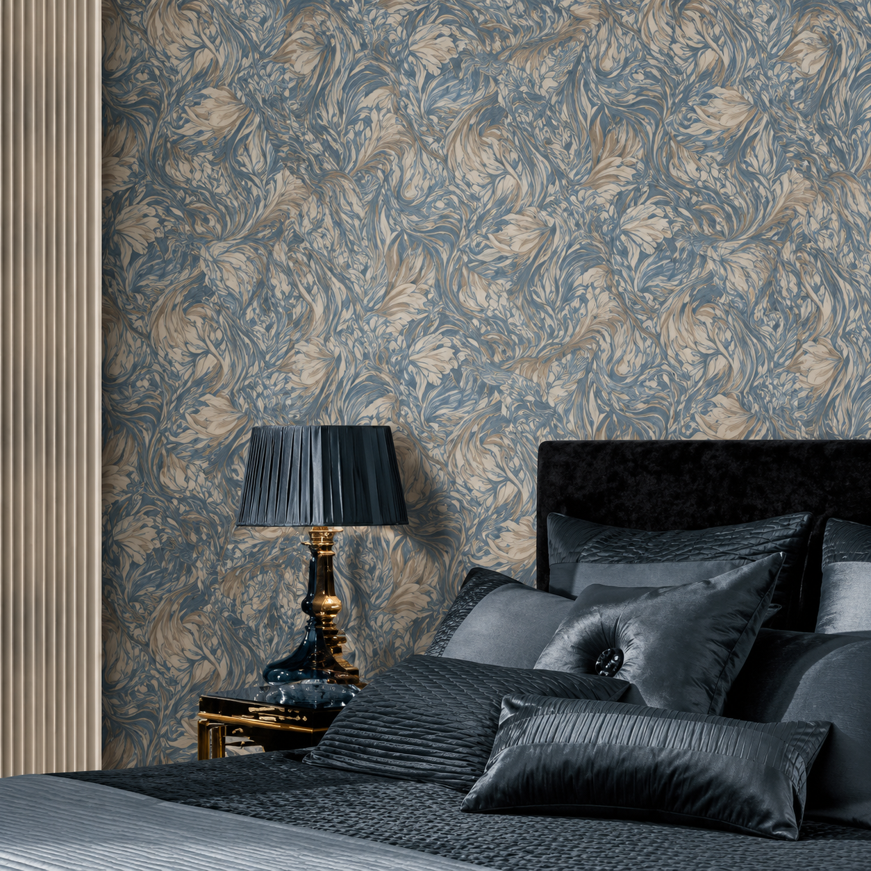 Elegante camera da letto con carta da parati floreale blu, biancheria da letto scura e lampada da comodino nera e oro.